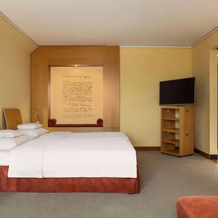 Vienna House By Wyndham Remarque Отель